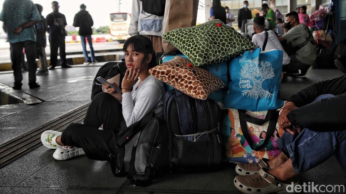 Terminal Pulogebang Mulai Ramai Pemudik 8825