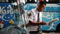 Petugas Dishub terus memantau arus mudik di terminal tersebut.