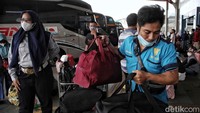 Mereka membawa barang bawaan khas mudik seperti tas besar, kardus hingga koper.