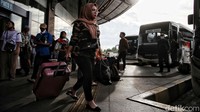 Para pemudik mulai memadati Terminal Pulogebang, Jakarta Timur, Kamis (13/4/2023).