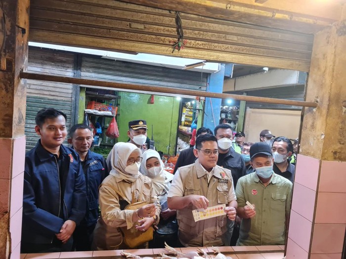 Tim Satgas Pangan Polri saat melakukan pengecekan ke 2 pasar di Bandung, Kamis (13/4/2023).