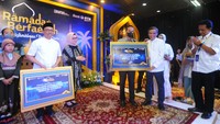 Direktur Utama Bank BTN Nixon LP Napitupulu bersama Komisaris Utama Bank BTN Chandra M Hamzah secara simbolis memberikan bantuan pendidikan kepada purtra/putri berprestasi dari karyawan Tenaga Ahli Daya(TAD) dalam acara Ramadan Berfaedah di Jakarta, Rabu (12/4).