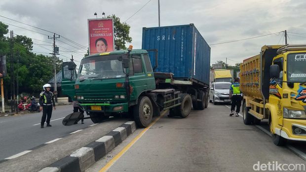 Truk kontainer melompat median jalan Jogja-Solo di terminal Penggung, Kecamatan Ceper, Klaten.