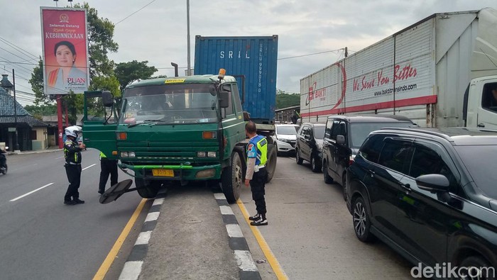 Truk kontainer melompat median jalan Jogja-Solo di terminal Penggung, Kecamatan Ceper, Klaten.