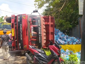 Truk Angkut Air Minum Kemasan di Gowa Terguling, Muatan Tumpah ke Got