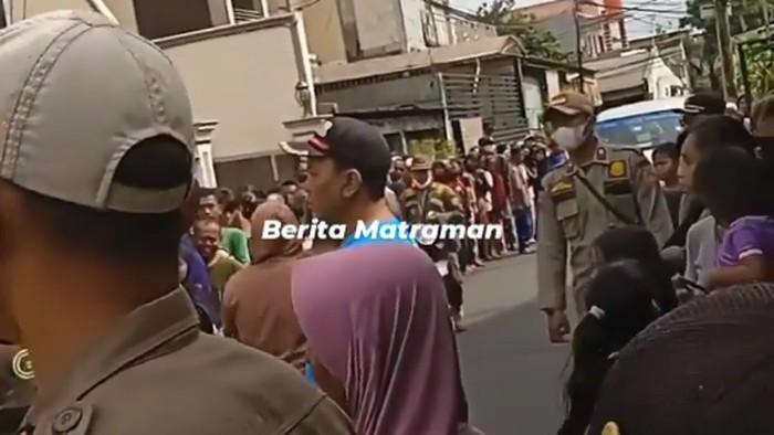 Video antrean panjang warga di kawasan Utan Kayu Selatan, Matraman, Jaktim viral di medsos. Disebutkan warga antre demi mendapatkan sembako atau THR. (Screenshot video viral)