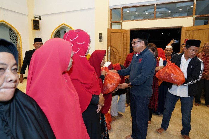 Wali Kota Bitung Maurits Mantiri membagikan bantuan daging sapi