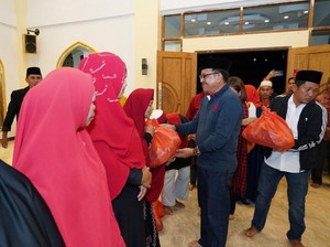 Pemkot Bitung Bagi Daging Gratis untuk Stabilkan Harga Jelang Lebaran