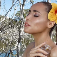 “Bau alami saya memikat pria, jadi saya menggunakan tetesan keringat saya sebagai dasar wewangian parfum,” tutur Wanessa. Foto: Instagram/@wamoura