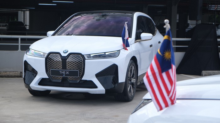 Mobil listrik BMW iX bakal menjadi kendaraan resmi para pemimpin negara di KTT ASEAN 2023, Labuan Bajo, Nusa Tenggara Timur. Total ada 13 BMW iX yang bakal digunakan para petinggi negara ASEAN.