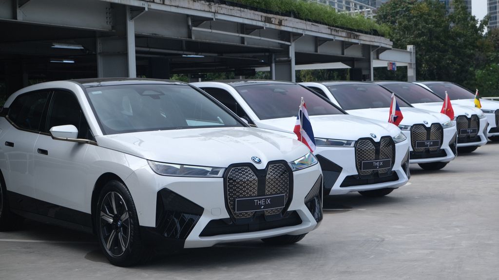 Mobil listrik BMW iX bakal menjadi kendaraan resmi para pemimpin negara di KTT ASEAN 2023, Labuan Bajo, Nusa Tenggara Timur. Total ada 13 BMW iX yang bakal digunakan para petinggi negara ASEAN.