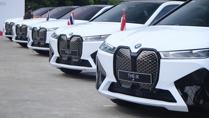 Mobil listrik BMW iX bakal menjadi kendaraan resmi para pemimpin negara di KTT ASEAN 2023, Labuan Bajo, Nusa Tenggara Timur. Total ada 13 BMW iX yang bakal digunakan para petinggi negara ASEAN.
