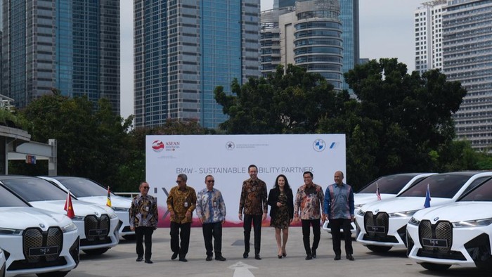 Mokh. Masduki, Kepala Bagian Kendaraan, Biro Umum Sekretariat Kementerian Sekretariat Negara, Piping Supriatna, Kepala Biro Umum Sekretariat Kementerian Sekretariat Negara, Setya Utama, Sekretaris Kementerian Sekretariat Negara
, Ramesh Divyanathan, President Director of BMW Group Indonesia, Jodie O’tania, Director of Communications BMW Group Indonesia, Bayu Riyanto, Vice President of Sales and Network Development, BMW Group Indonesia, Ariefin Makaminan, Vice President Customer Support, BMW Group Indonesia dalam penyerahan 13 mobil BMW iX di Jakarta, Kamis (13/4/2023).