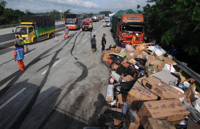 Kecelakaan maut di Tol Semarang Solo pada Jumat, 14 April 2023 menewaskan enam orang. Kecelakaan beruntun di Tol Boyolali tersebut diduga karena rem blong.