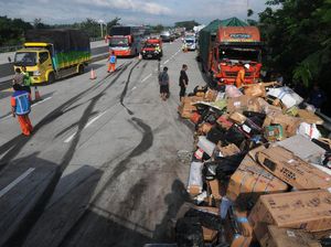 Video Mencekam Saat Truk Hajar 7 Kendaraan di Tol Boyolali