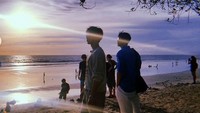 Salah satu foto yang dia bagikan bertanggal 9 Maret 2023. Lho berarti dia sejak kapan sih berada di Bali? Bikin penasaran dan histeris para fans di Indonesia nih.