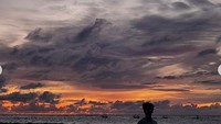 Memang tak lengkap rasanya bisa ke Bali tidak menikmati sunset. Bo Hyun pun berfoto dengan latar sore di pinggir pantai nan sahdu.