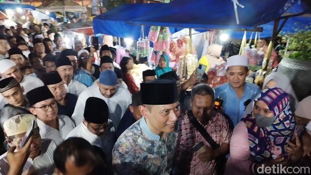 AHY ziarah makam Sunan Giri Gresik