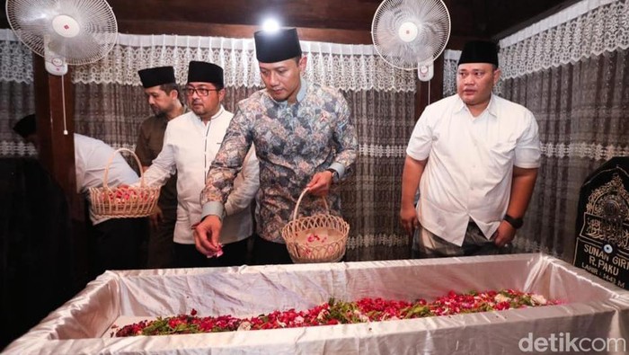 AHY ziarah makam Sunan Giri Gresik