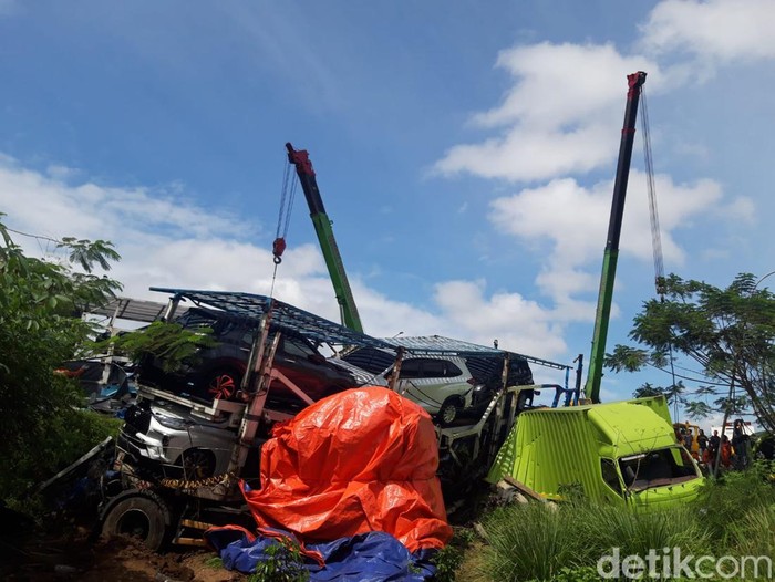Alat berat diterjunkan ke lokasi kecelakaan beruntun Tol Semarang-Solo, Boyolali, Jumat (14/4/2023).