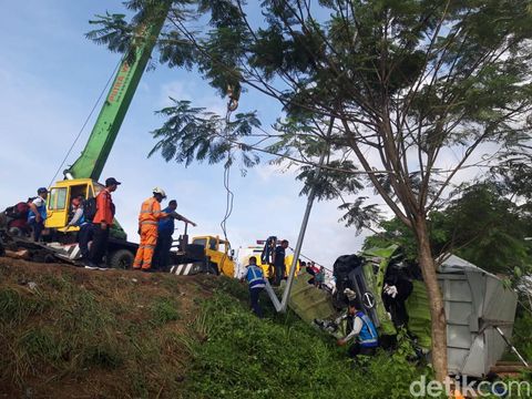 Alat berat diterjunkan untuk evakuasi korban dalam kecelakaan di Tol Boyolali, Jumat (14/4/2023).