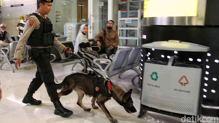 Polisi Satwa K9 dan Polisi Khusus Kereta Api memeriksa Stasiun Gambir menjelang puncak arus mudik lebaran, Jumat (14/4/2023).