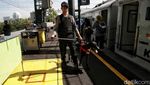 Anjing Pelacak Sisir Stasiun Gambir Jelang Puncak Arus Mudik