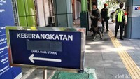 Polisi melakukan patroli dengan anjing pelacak.