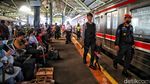 Anjing Pelacak Sisir Stasiun Gambir Jelang Puncak Arus Mudik