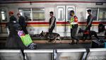 Anjing Pelacak Sisir Stasiun Gambir Jelang Puncak Arus Mudik