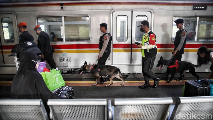 Polisi Satwa K9 dan Polisi Khusus Kereta Api memeriksa Stasiun Gambir menjelang puncak arus mudik lebaran, Jumat (14/4/2023).