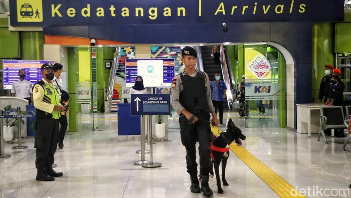 Anjing Pelacak Sisir dan Endus Stasiun Gambir Jelang Puncak Arus Mudik Polisi Satwa K9 dan Polisi Khusus Kereta Api memeriksa Stasiun Gambir menjelang puncak arus mudik lebaran, Jumat (14/4/2023).
