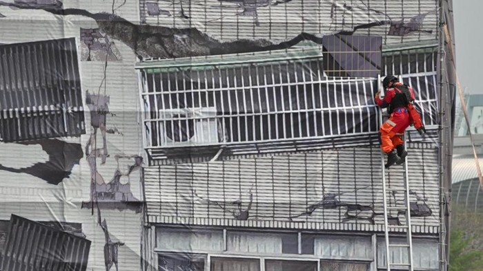 Antisipasi Serangan China, Taiwan Gelar Latihan Pertahanan Sipil Rescuers search a mock collapsed building during a civilian drill while imitating a Chinese attack in Taichung on April 13, 2023. - More then 1,000 people took part in the drill organized by Taichung government. (Photo by Sam Yeh / AFP) (Photo by SAM YEH/AFP via Getty Images)