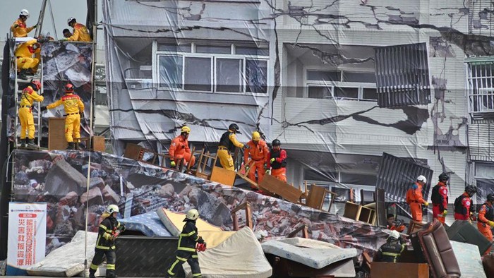 Rescuers search a mock collapsed building during a civilian drill while imitating a Chinese attack in Taichung on April 13, 2023. - More then 1,000 people took part in the drill organized by Taichung government. (Photo by Sam Yeh / AFP) (Photo by SAM YEH/AFP via Getty Images)