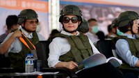 Walikota Taichung Lu Shiow-yen menyaksikan latihan sipil. Lebih dari 1.000 orang ikut serta dalam latihan ini. China mengakhiri latihan militer selama tiga hari pada Senin (10/4) di sekitar Taiwan. Selama latihan, China mensimulasikan serangan presisi dan blokade Taiwan, mengirimkan puluhan jet tempur dan pembom.