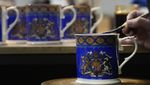 Apik! Begini Potret Pembuatan Mug Penobatan Raja Charles