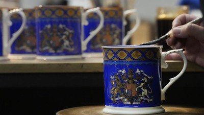 Apik! Begini Potret Pembuatan Mug Penobatan Raja Charles