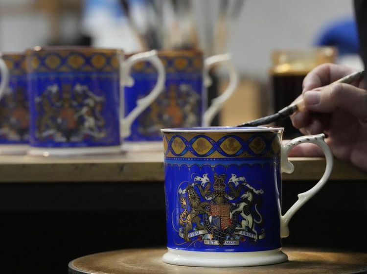 Apik! Begini Potret Pembuatan Mug Penobatan Raja Charles