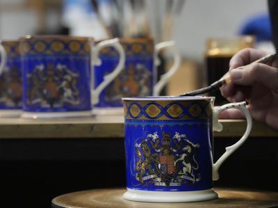 Apik! Begini Potret Pembuatan Mug Penobatan Raja Charles