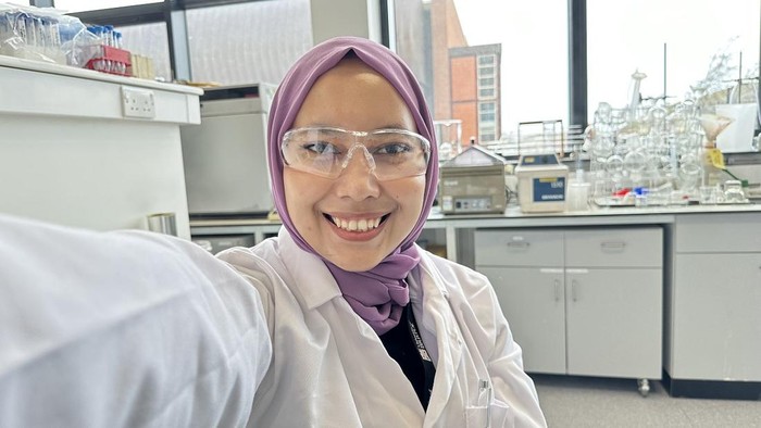 Athi Nur Auliati Rahmah alumnus FMIPA Universitas Negeri Yogyakarta (UNY) mahasiswa University of Bristol, Inggris yang di tengah ibadah puasa 16 jam sedang melakukan penelitian tentang nanomaterial untuk sistem pendingin panel surya di 3 laboratorium
