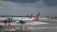 Bandara Internasional Fort Lauderdale-Hollywood ditutup akibat landasan pacu tergenang air.  