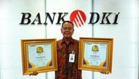 Direktur Keuangan & Strategi Bank DKI, Romy Wijayanto menerima penghargaan bagi Bank DKI dari Infoekonomi.id dan TRAS N Co Indonesia sebagai TOP Digital Corporate Brand Award 2023 “Special Achievement for Financial Industry pada dua kategori sekaligus yaitu kategori Bank Pembangunan Daerah dan Unit Usaha Syariah, pada gelaran TOP Digital Corporate Brand Award 2023 yang diselenggarakan secara daring pada Rabu (12/04).