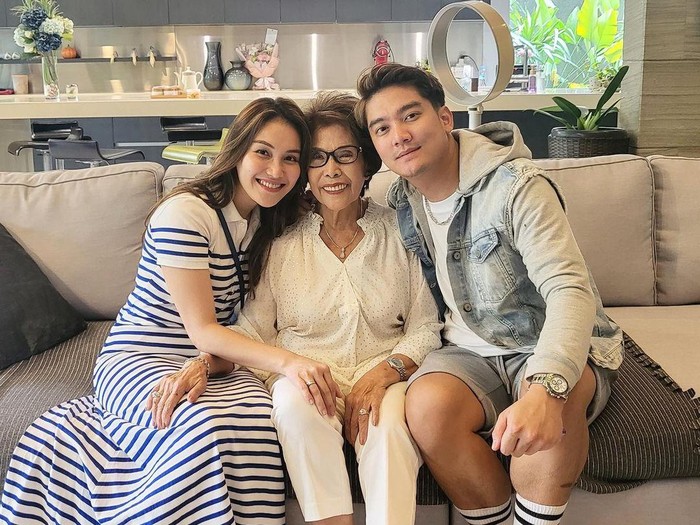 Boy William foto bareng dengan Ayu Ting Ting dan Oma.