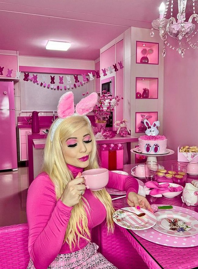 Bruna Carolina Peres, wanita asal Brazil yang terobsesi dengan boneka Barbie. Tak hanya menggunakan pakaian pink, namun dia hidup di rumah pink. Foto: dok. Instagram/@brunabarbieoficial