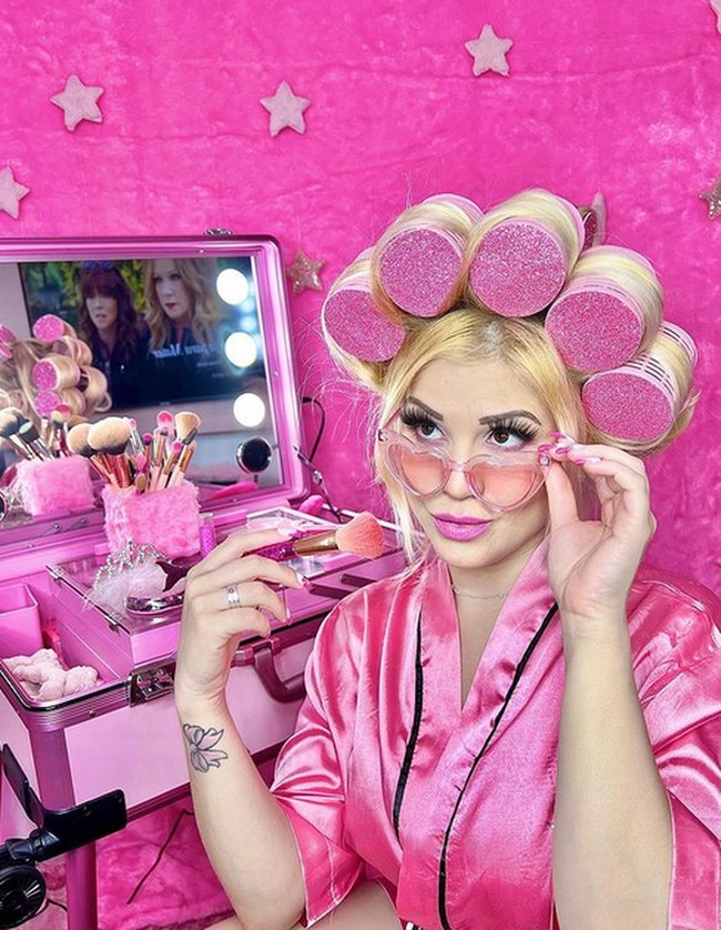 “selalu menyukai Barbie. Sejak kecil saya menonton dan mengagumi ceritanya. Saat remaja saya memutuskan untuk mengadopsi gaya itu. Saya suka warna pink,” ungkap Bruna, seperti dikutip dari DailyMail. Foto: dok. Instagram/@brunabarbieoficial