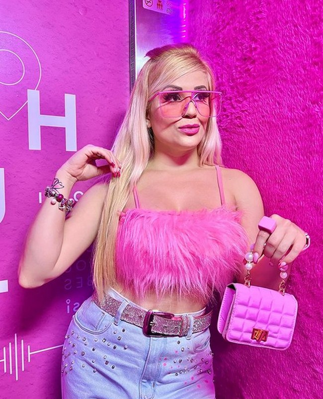 Lewat akun Bruna Barbie, wanita Brazil itu mengabadikan kehidupan serba pinknya di media sosialnya. Ia pun telah memiliki 463 followers di Instagram dan 20 juta followers TikTok. Foto: dok. Instagram/@brunabarbieoficial