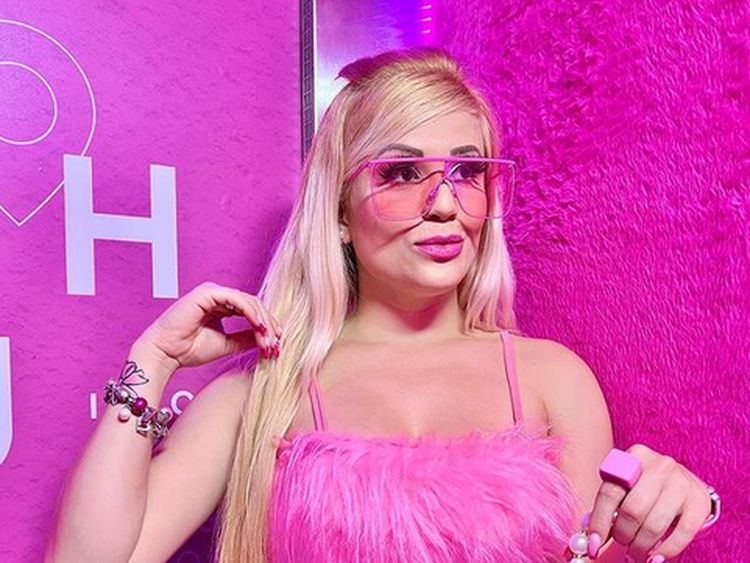 8 Penampilan Barbie Hidup, Wanita Ini Tampil Serba Pink Setiap Hari