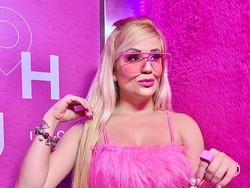 8 Penampilan Barbie Hidup, Wanita Ini Tampil Serba Pink Setiap Hari