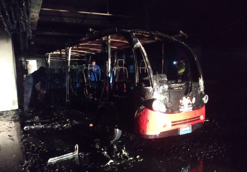 Bus listrik yang terbakar di areal parkir Pura Agung Besakih Jumat (14/4/2023). (istimewa)