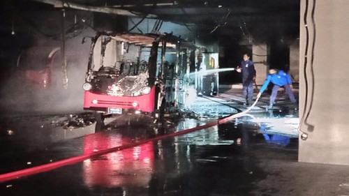 Bus listrik yang terbakar di areal parkir Pura Agung Besakih Jumat (14/4/2023). (istimewa)